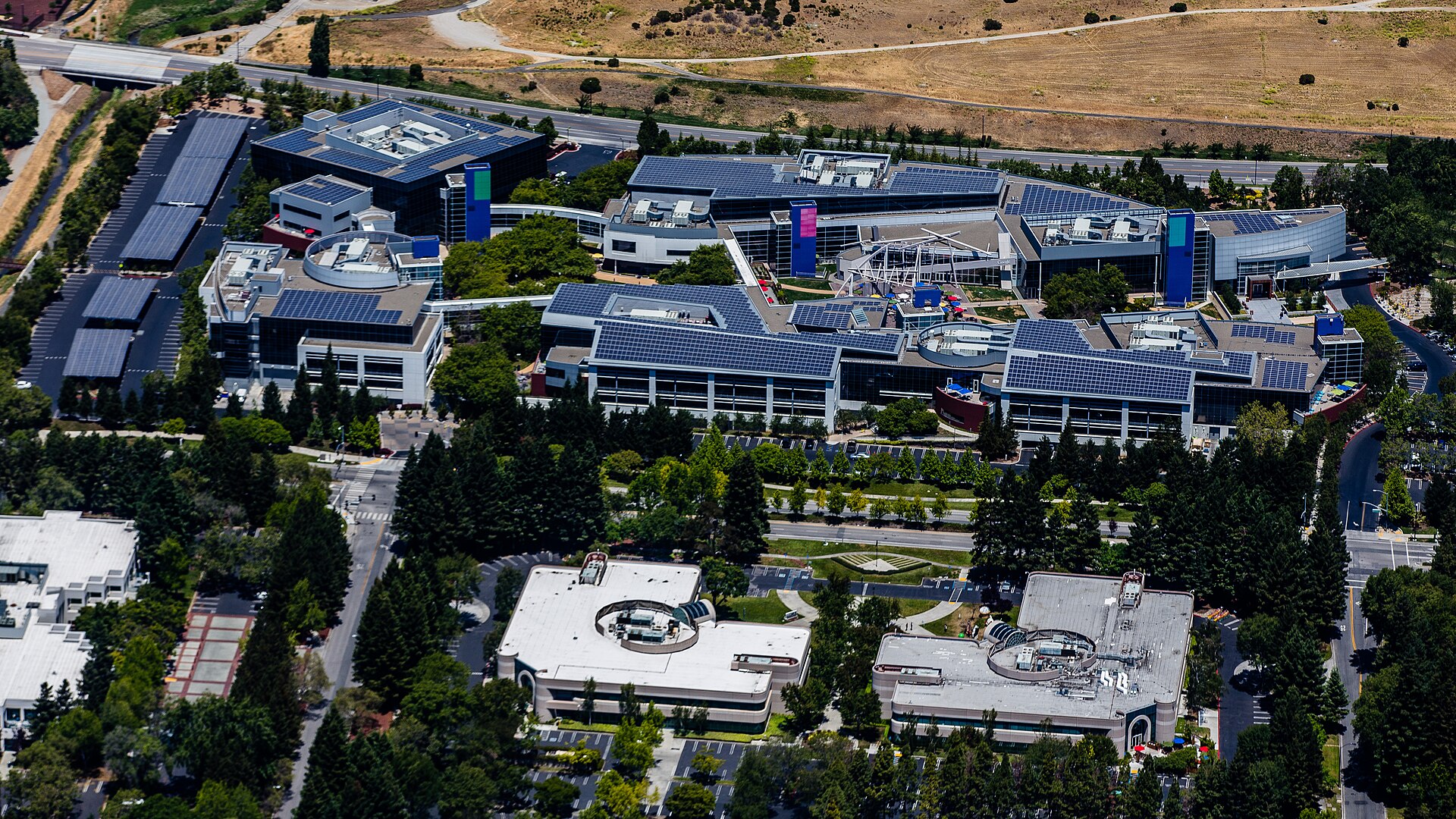 Imagem de referência relacionada a Alphabet Inc., item descrito como conglomerado multinacional norte-americano