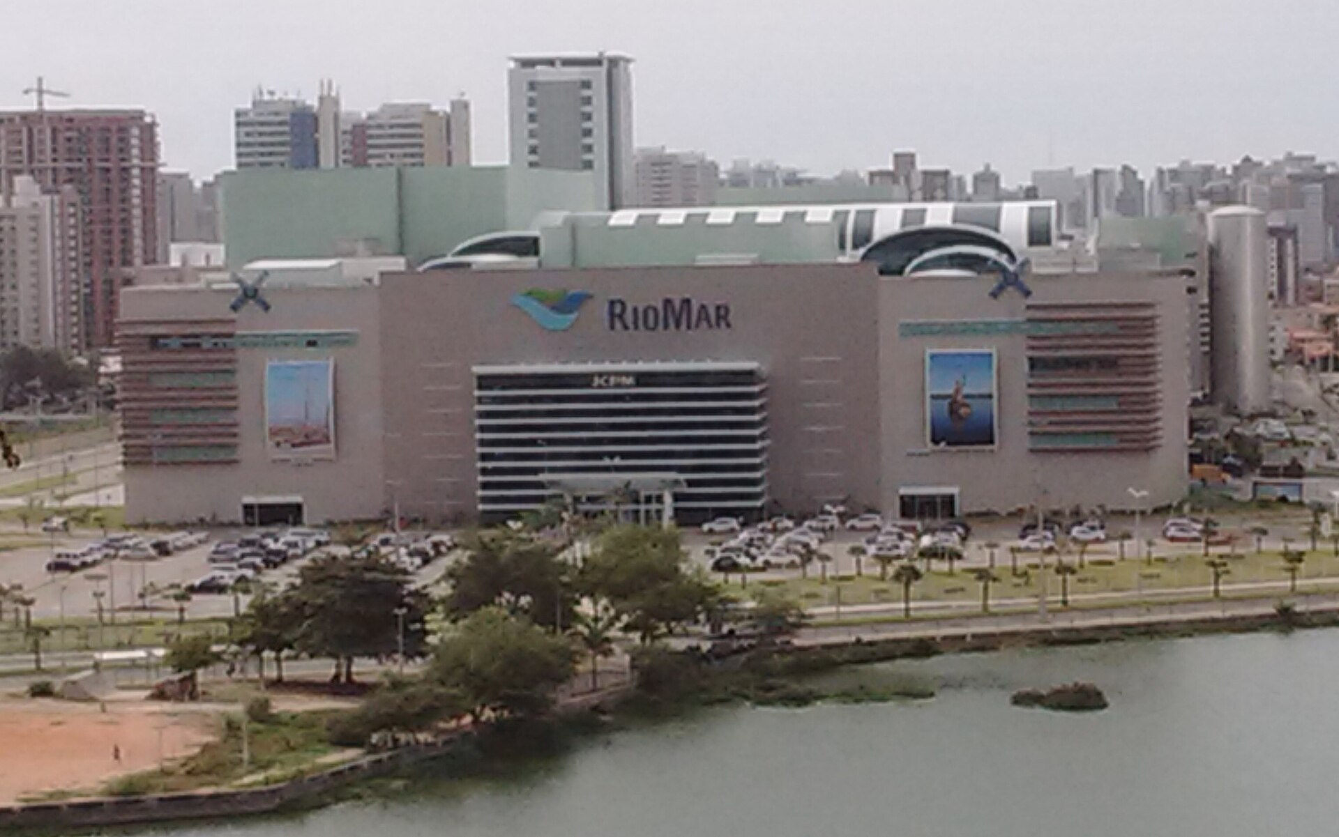Imagem de referência relacionada a RioMar Shopping, item descrito como centro comercial localizado em Fortaleza, estado do Ceará, Brasil