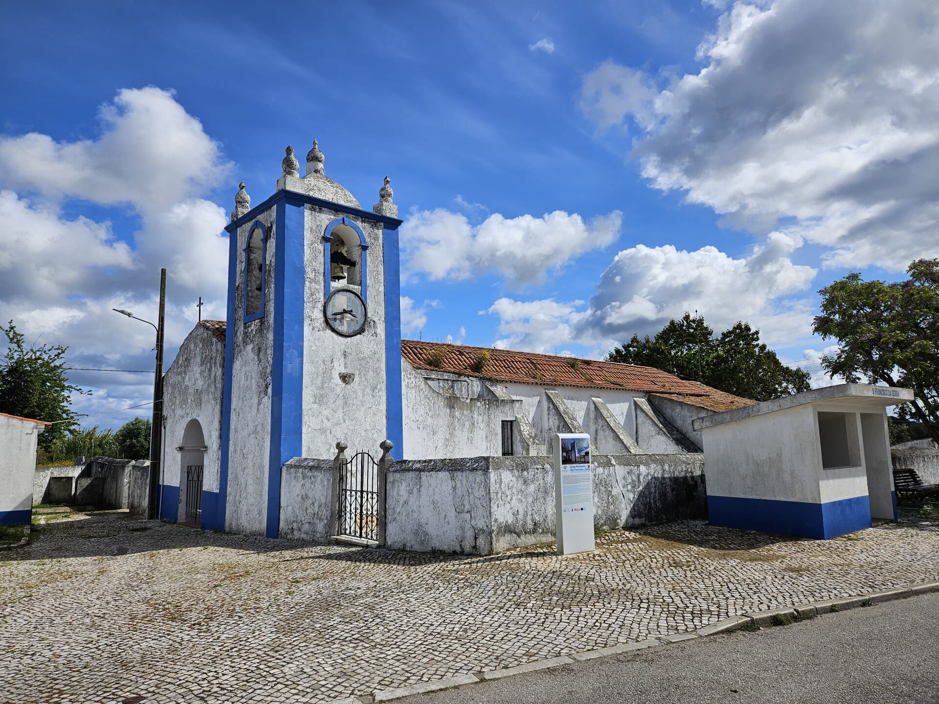 Imagem de referência relacionada a São Francisco da Serra, item descrito como povoação portuguesa sede da Freguesia de São Francisco da Serra do Município de Santiago do Cacém
