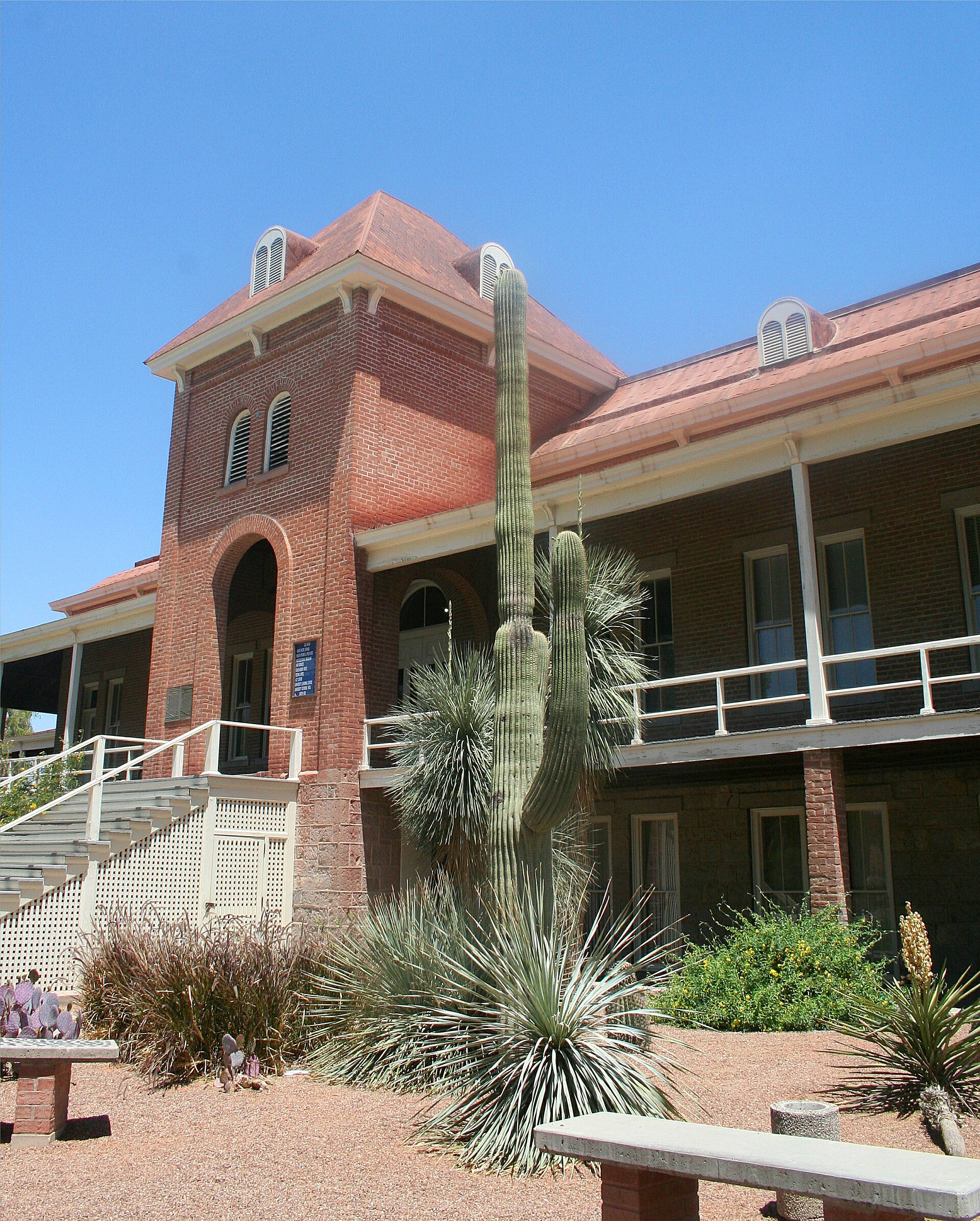 Imagem de referência relacionada a In Old Arizona, item descrito como filme de 1928 dirigido por Irving Cummings e Raoul Walsh