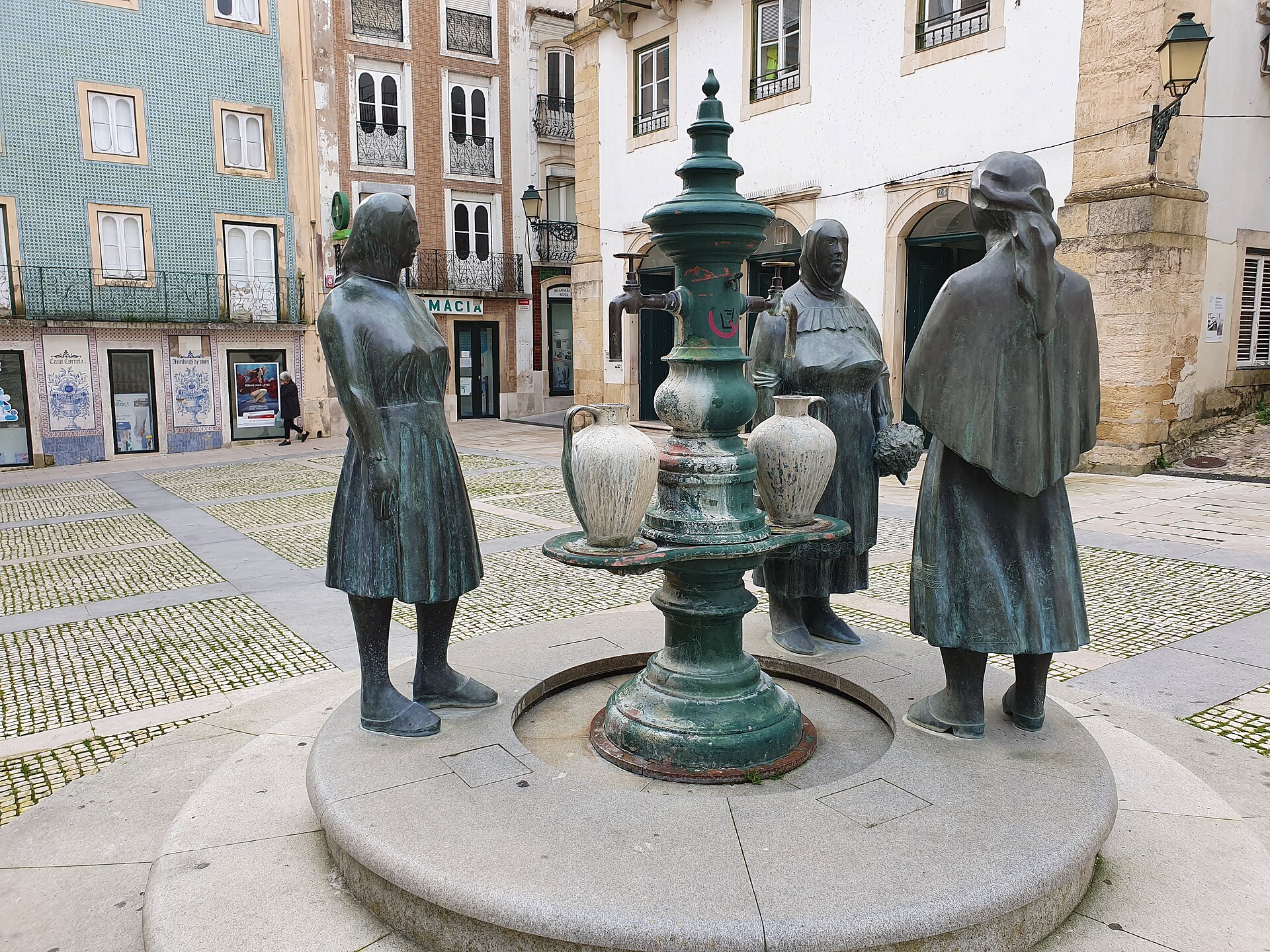 Imagem de referência relacionada a Fonte das Três-Marias, item descrito como conjunto escultórico de Óscar Guimarães em Abrantes