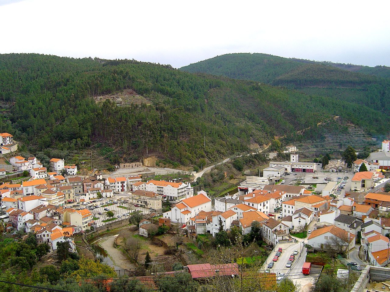 Imagem de referência relacionada a Pampilhosa da Serra, item descrito como vila portuguesa sede da Freguesia e do Município de Pampilhosa da Serra